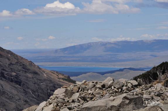 As águas azuis do Lago Sarmiento vistas da base das torres, no Parque Nacional Torres del Paine, no sul do Chile